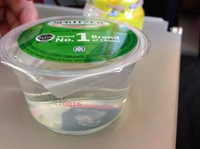 小朋友第一次坐飞机很好奇,80后首次坐飞机心中充满好奇