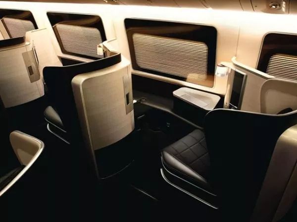 小朋友第一次坐飞机很好奇,80后首次坐飞机心中充满好奇