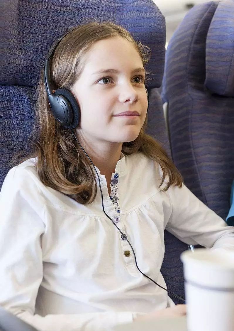 小朋友第一次坐飞机很好奇,80后首次坐飞机心中充满好奇