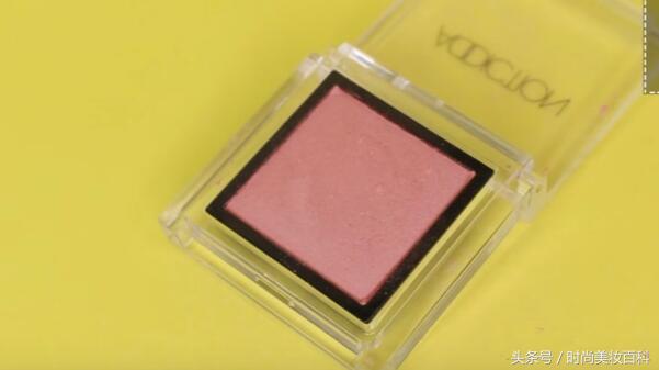 樱花粉眼妆教程图解,闪闪惹人爱的樱花眼妆教程来了