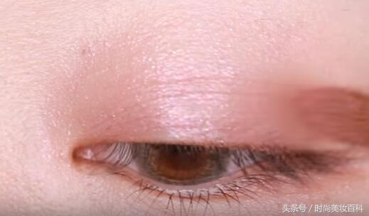 樱花粉眼妆教程图解,闪闪惹人爱的樱花眼妆教程来了