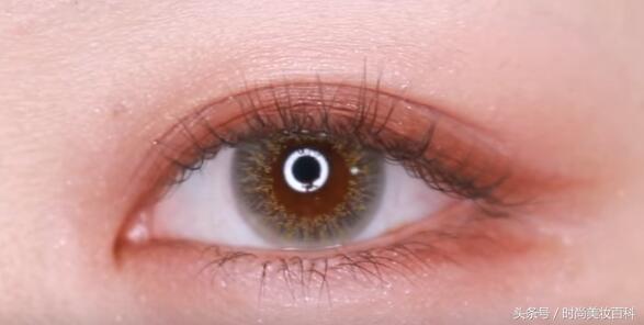 樱花粉眼妆教程图解,闪闪惹人爱的樱花眼妆教程来了