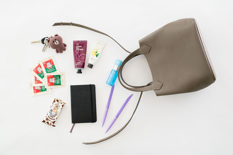 我们翻遍了300名员工的私人包价值¥100000000没别的就是壕！