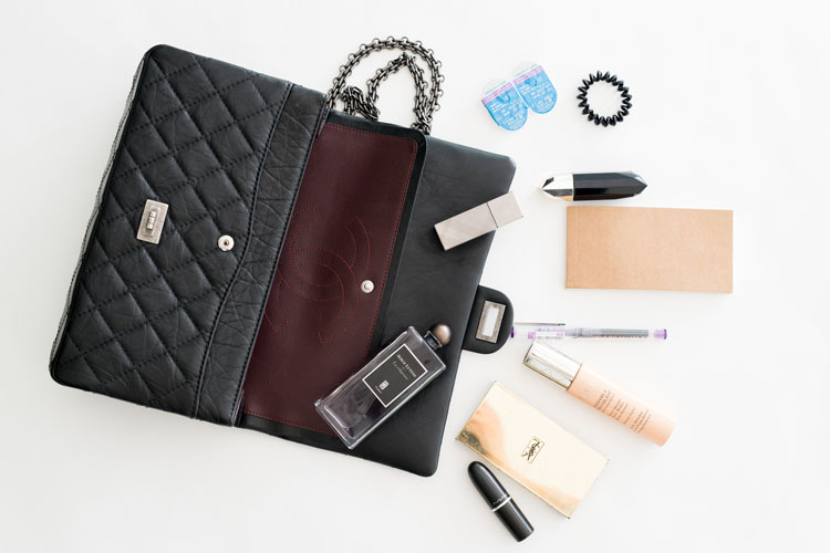 我们翻遍了300名员工的私人包价值¥100000000没别的就是壕！