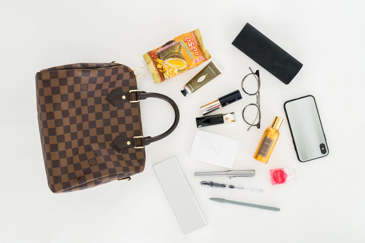 我们翻遍了300名员工的私人包价值¥100000000没别的就是壕！