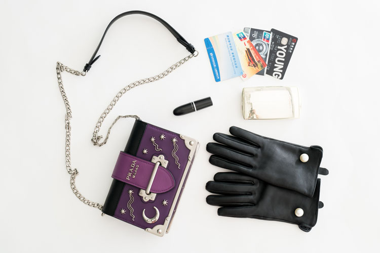 我们翻遍了300名员工的私人包价值¥100000000没别的就是壕！