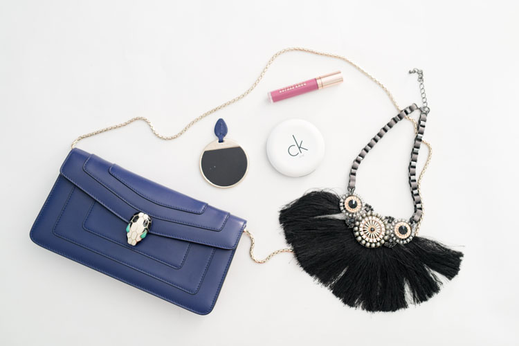 我们翻遍了300名员工的私人包价值¥100000000没别的就是壕！