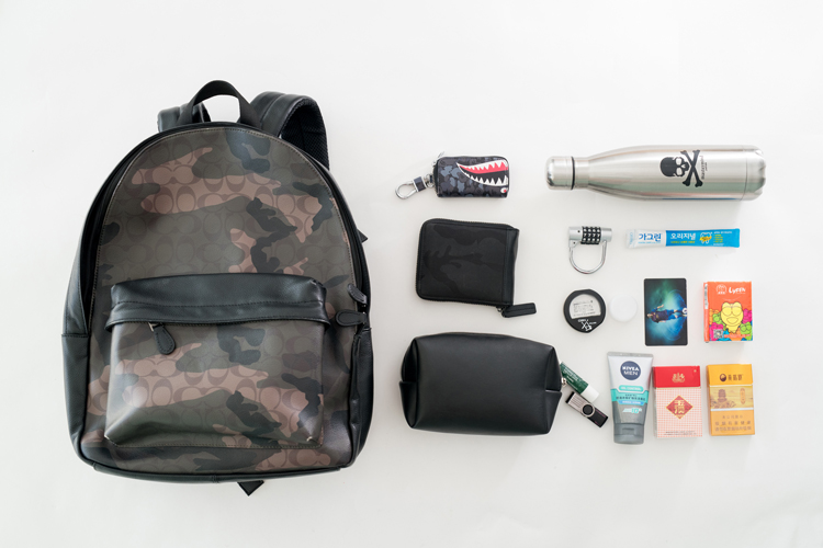 我们翻遍了300名员工的私人包价值¥100000000没别的就是壕！