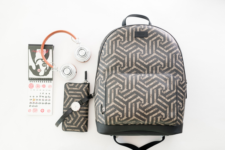 我们翻遍了300名员工的私人包价值¥100000000没别的就是壕！