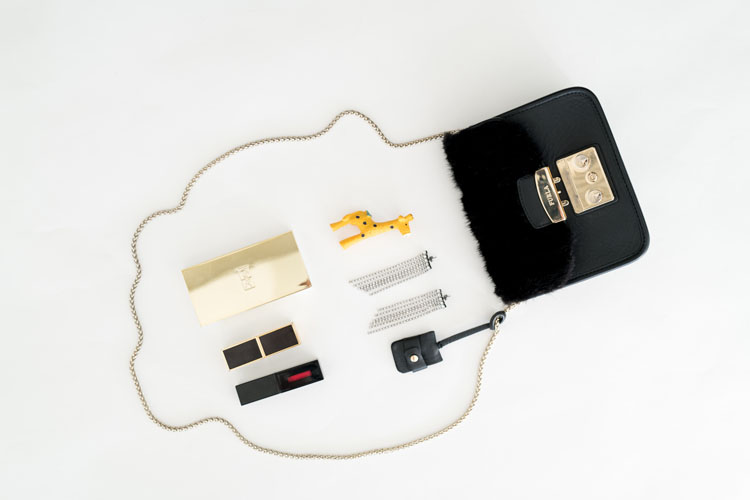 我们翻遍了300名员工的私人包价值¥100000000没别的就是壕！