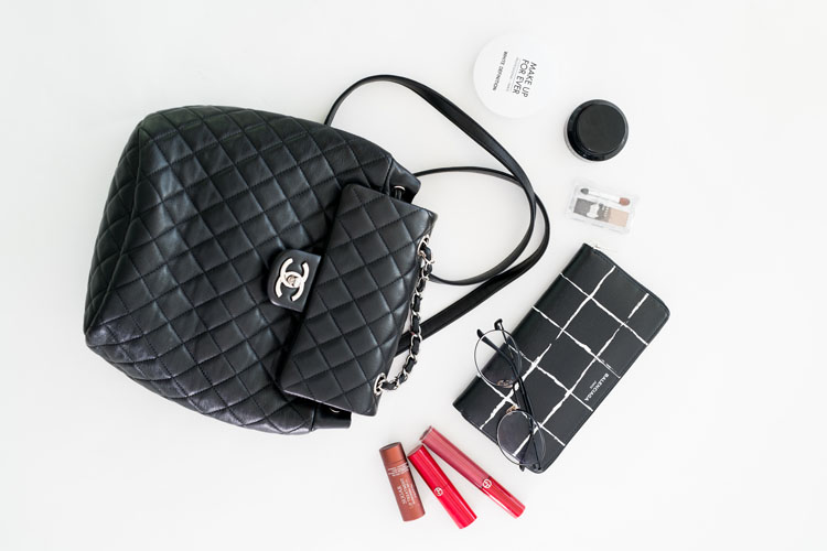 我们翻遍了300名员工的私人包价值¥100000000没别的就是壕！