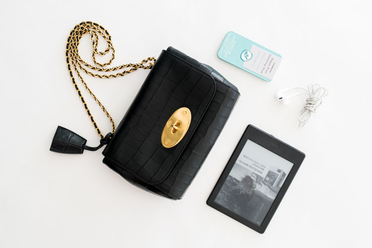 我们翻遍了300名员工的私人包价值¥100000000没别的就是壕！