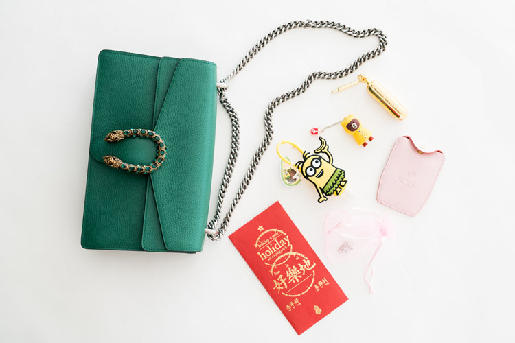 我们翻遍了300名员工的私人包价值¥100000000没别的就是壕！