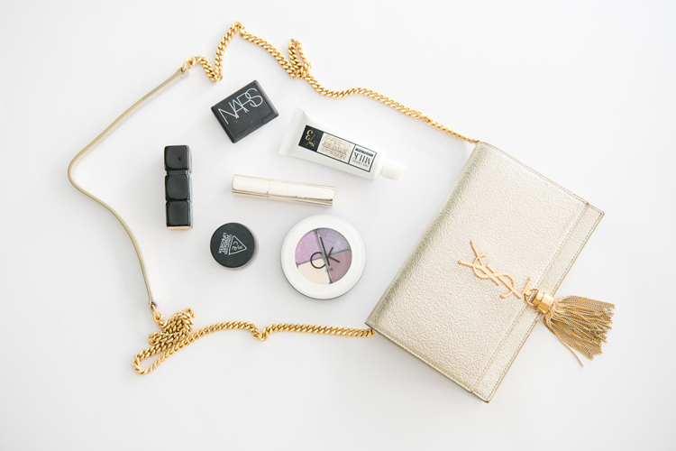 我们翻遍了300名员工的私人包价值¥100000000没别的就是壕！