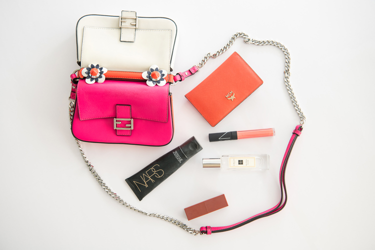 我们翻遍了300名员工的私人包价值¥100000000没别的就是壕！