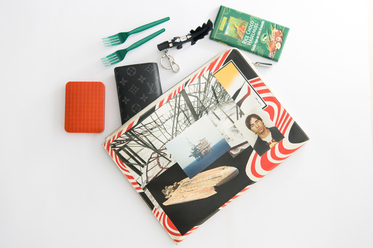 我们翻遍了300名员工的私人包价值¥100000000没别的就是壕！