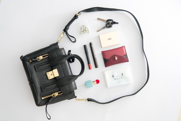 我们翻遍了300名员工的私人包价值¥100000000没别的就是壕！