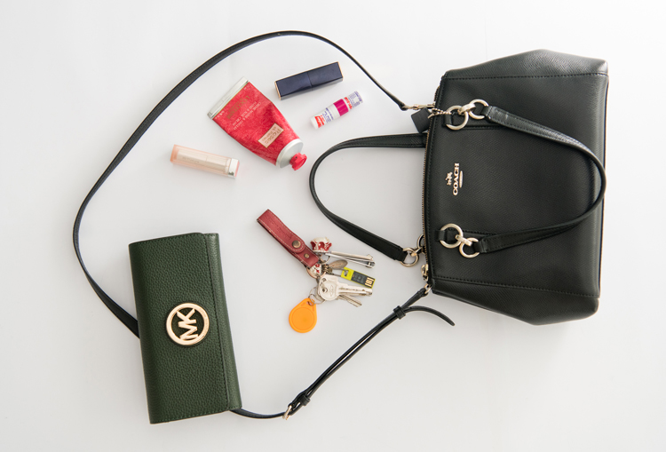 我们翻遍了300名员工的私人包价值¥100000000没别的就是壕！