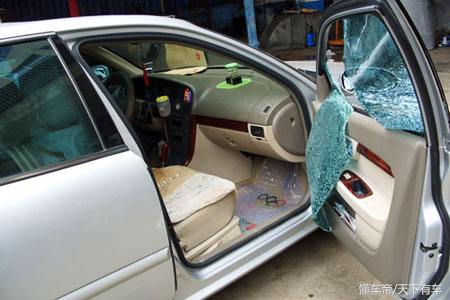 开车坠河怎么自救,如何让车意外坠河