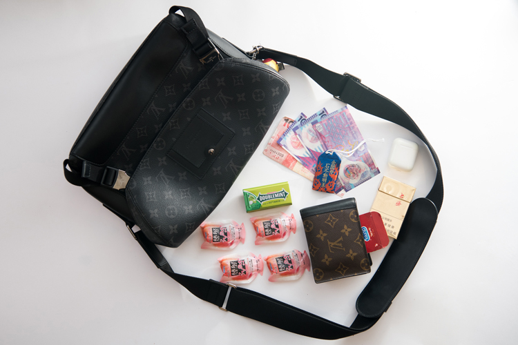 我们翻遍了300名员工的私人包价值¥100000000没别的就是壕！