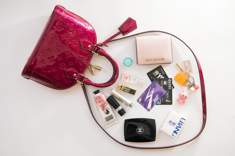 我们翻遍了300名员工的私人包价值¥100000000没别的就是壕！