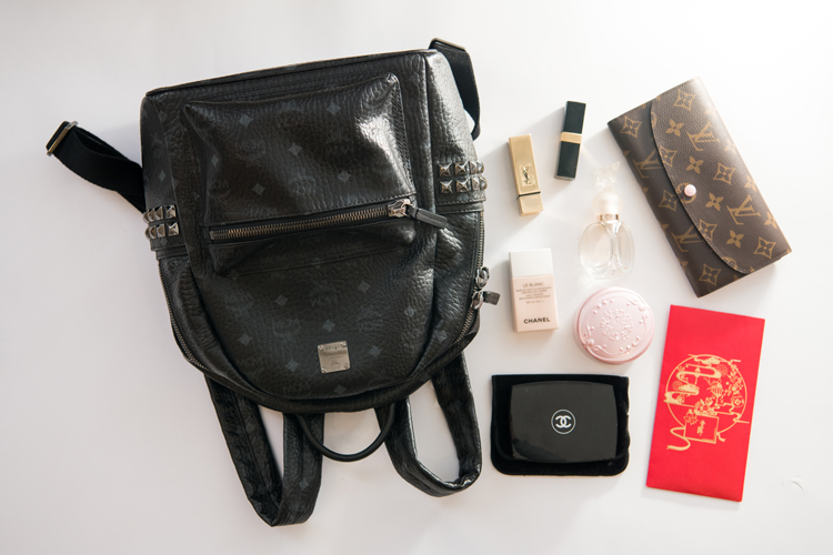 我们翻遍了300名员工的私人包价值¥100000000没别的就是壕！