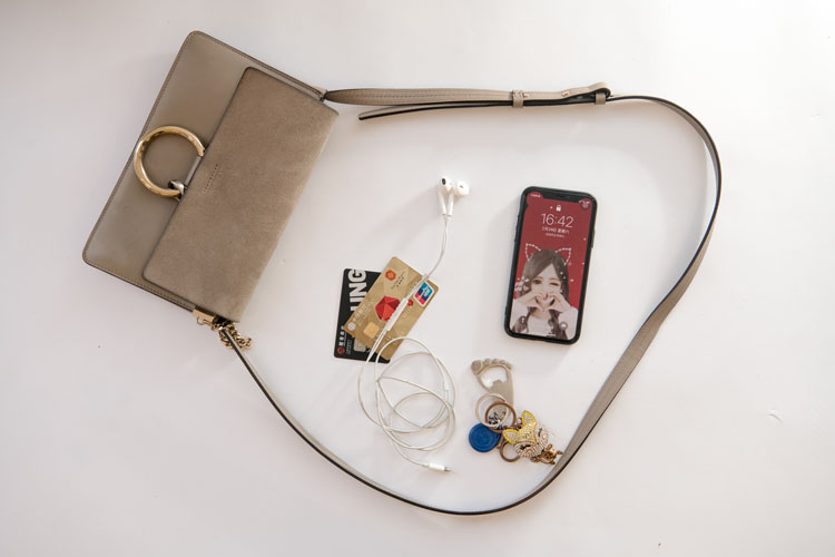 我们翻遍了300名员工的私人包价值¥100000000没别的就是壕！