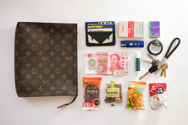 我们翻遍了300名员工的私人包价值¥100000000没别的就是壕！