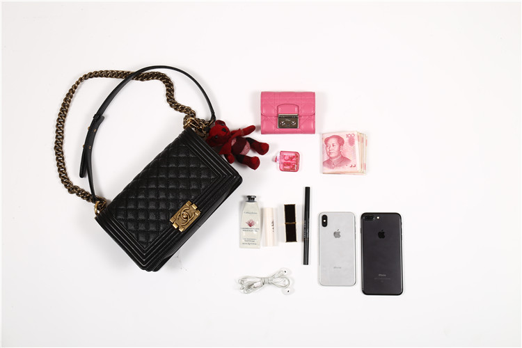 我们翻遍了300名员工的私人包价值¥100000000没别的就是壕！