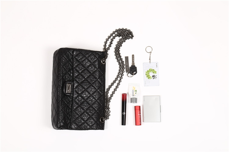 我们翻遍了300名员工的私人包价值¥100000000没别的就是壕！