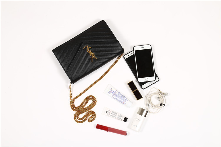 我们翻遍了300名员工的私人包价值¥100000000没别的就是壕！