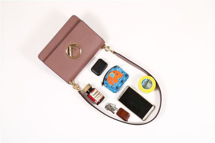 我们翻遍了300名员工的私人包价值¥100000000没别的就是壕！