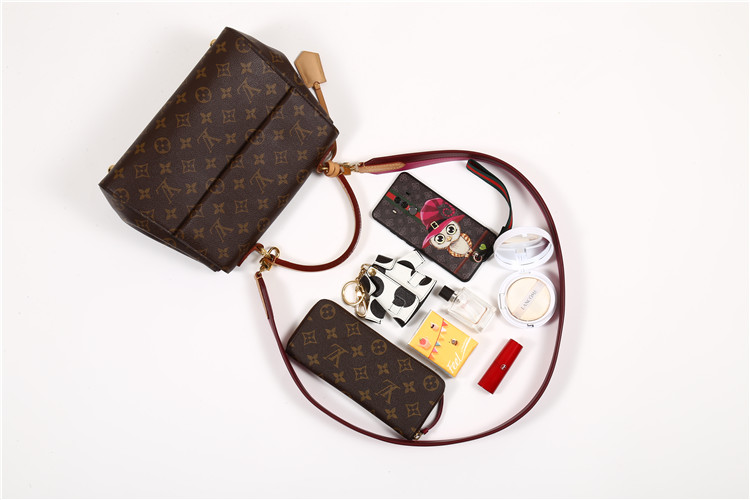 我们翻遍了300名员工的私人包价值¥100000000没别的就是壕！