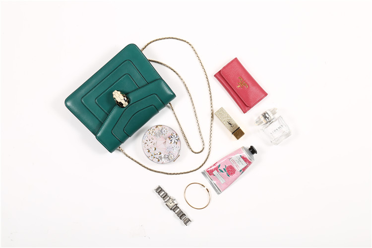 我们翻遍了300名员工的私人包价值¥100000000没别的就是壕！