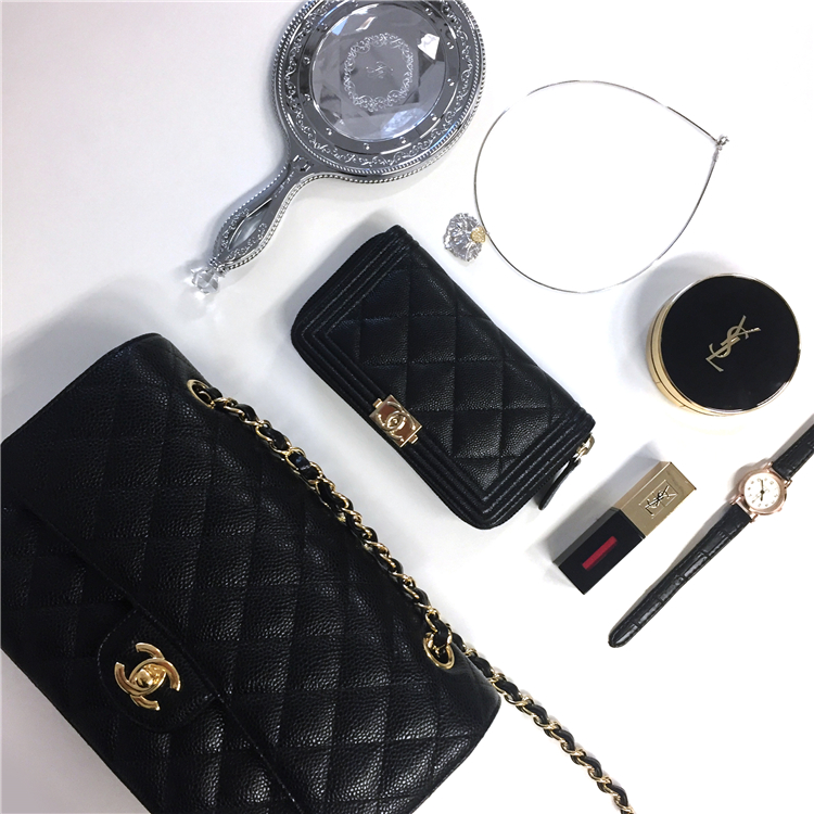 我们翻遍了300名员工的私人包价值¥100000000没别的就是壕！