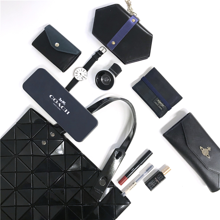 我们翻遍了300名员工的私人包价值¥100000000没别的就是壕！