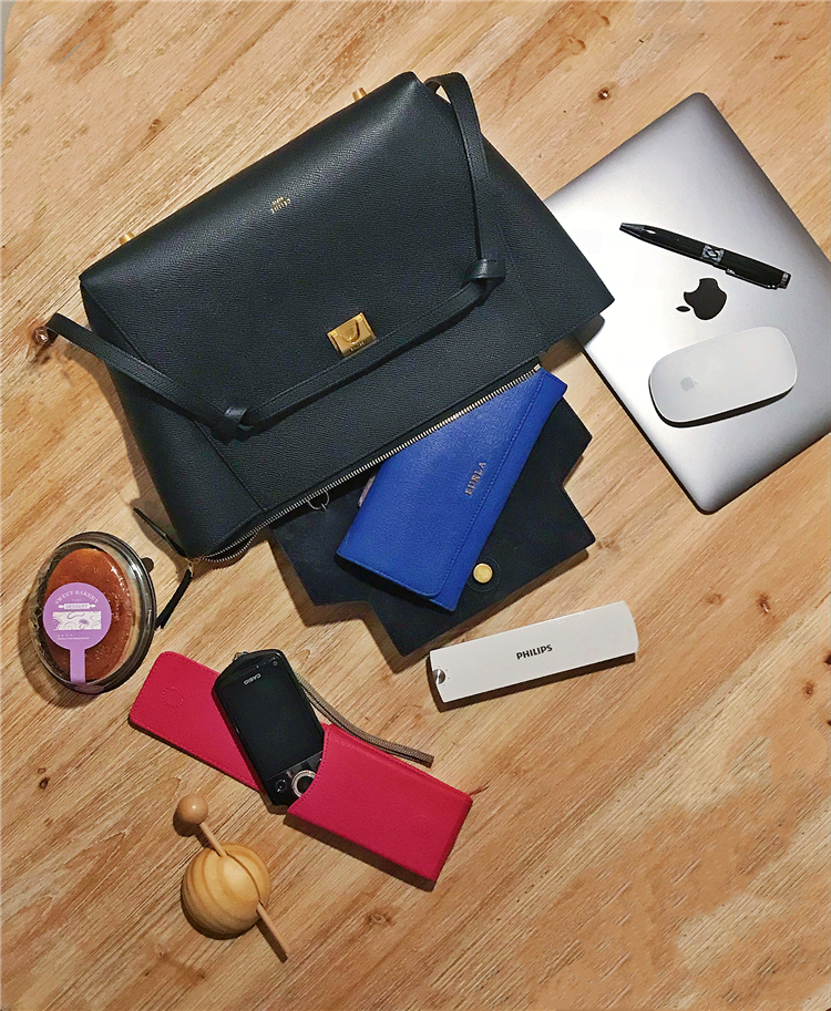 我们翻遍了300名员工的私人包价值¥100000000没别的就是壕！