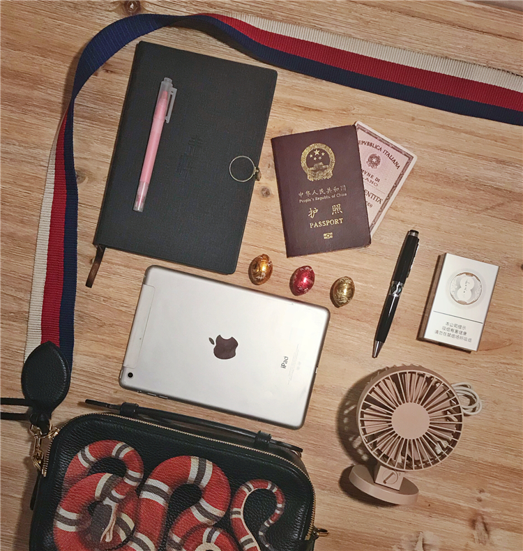 我们翻遍了300名员工的私人包价值¥100000000没别的就是壕！