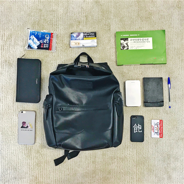 我们翻遍了300名员工的私人包价值¥100000000没别的就是壕！