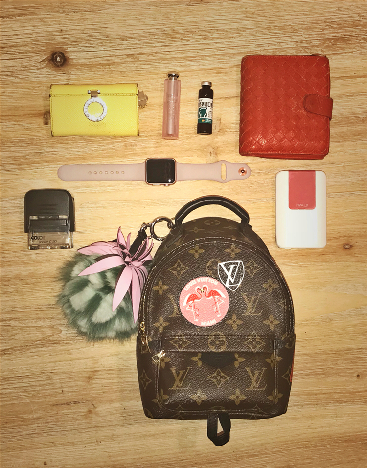 我们翻遍了300名员工的私人包价值¥100000000没别的就是壕！