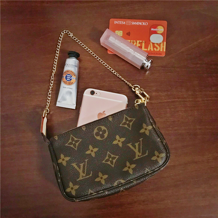 我们翻遍了300名员工的私人包价值¥100000000没别的就是壕！