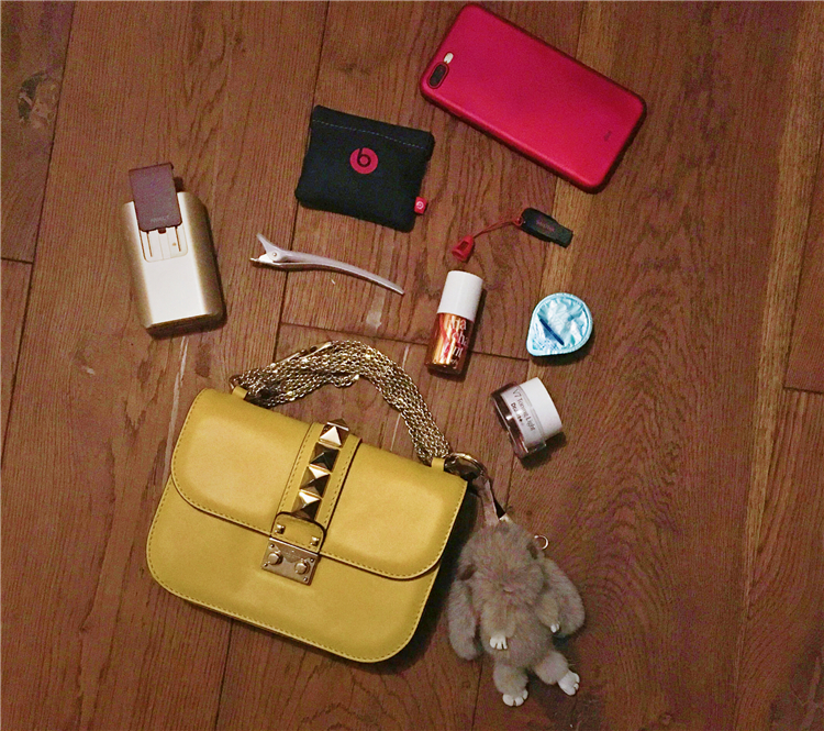 我们翻遍了300名员工的私人包价值¥100000000没别的就是壕！