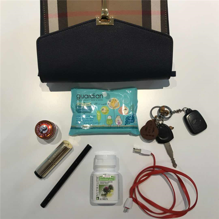 我们翻遍了300名员工的私人包价值¥100000000没别的就是壕！