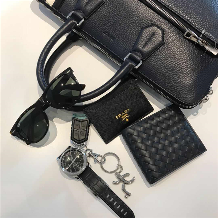 我们翻遍了300名员工的私人包价值¥100000000没别的就是壕！