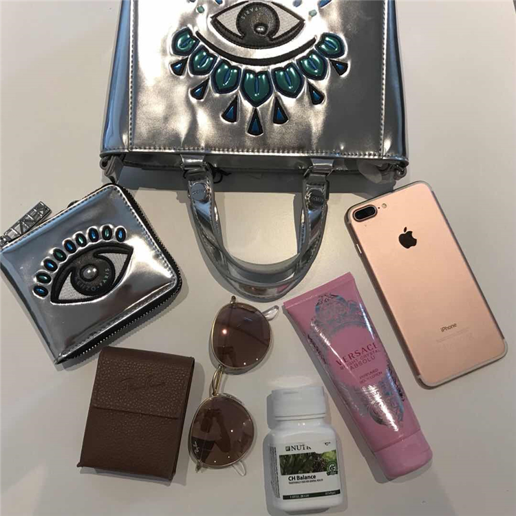 我们翻遍了300名员工的私人包价值¥100000000没别的就是壕！