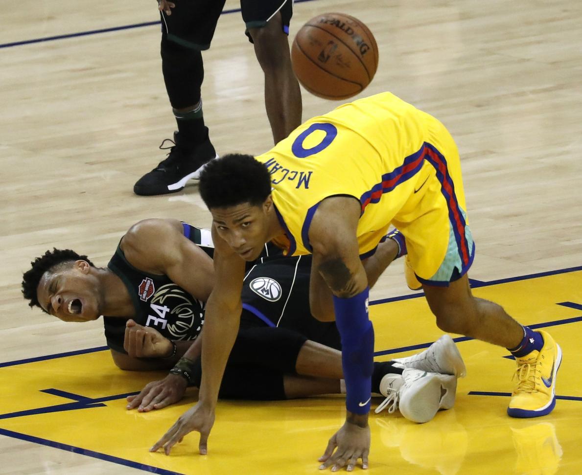 “新库神”连续爆发吓到勇士两员大将,必然会有一人会成为牺牲品