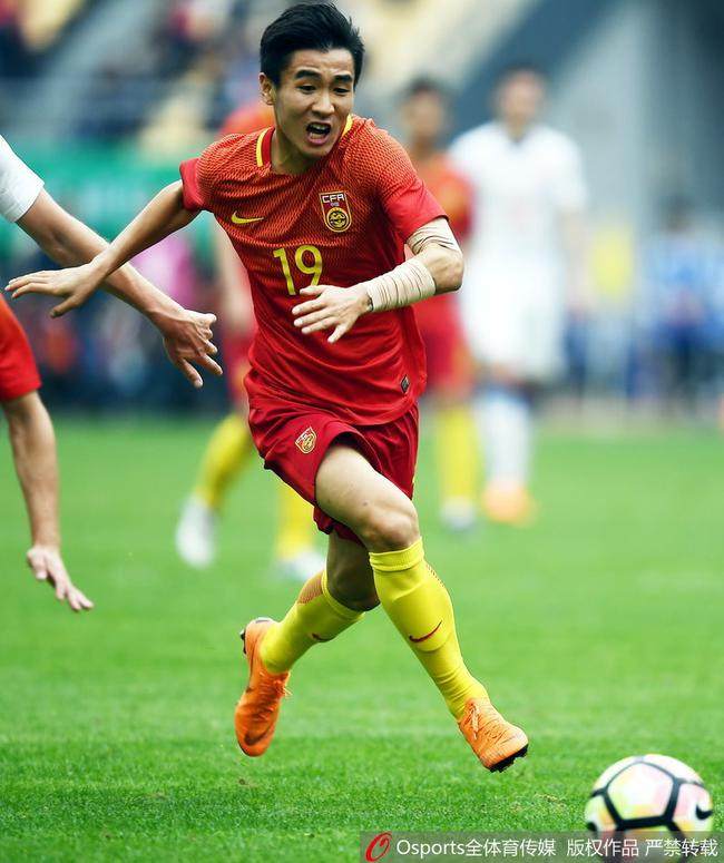 身上这个细节暴露了中国足球的差距，并不是文身！