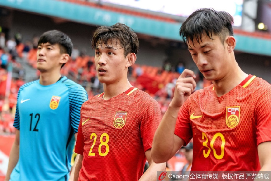 身上这个细节暴露了中国足球的差距，并不是文身！