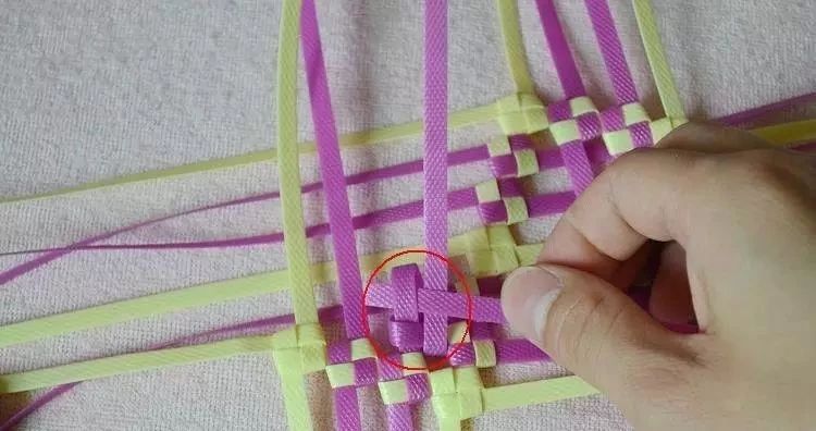 塑料带手工编织篮子收纳筐,塑料袋收纳筐