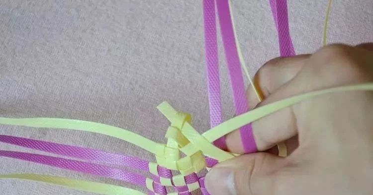 塑料带手工编织篮子收纳筐,塑料袋收纳筐